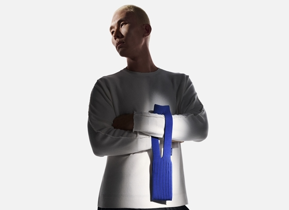 苹果联名三宅一生推出iPhone Pocket！售价1299元引争议，网友吐槽：买毛线自己织更香？