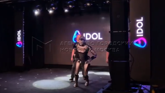 AIdol机器人发布会意外摔倒：CEO回应调整失误，幕后实验曾自主爬起