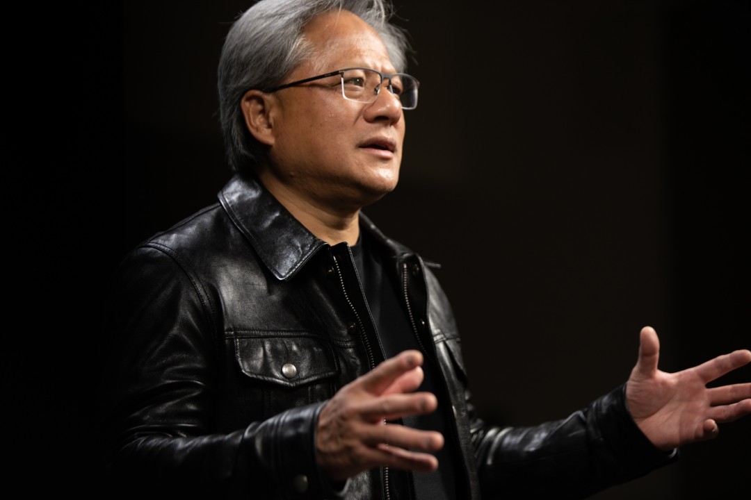 黄仁勋:AI不会抢走你的工作，而是帮你淘汰重复劳动