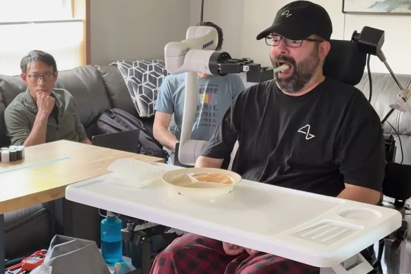 马斯克称Neuralink 2026年量产脑机接口设备，有啥突破？