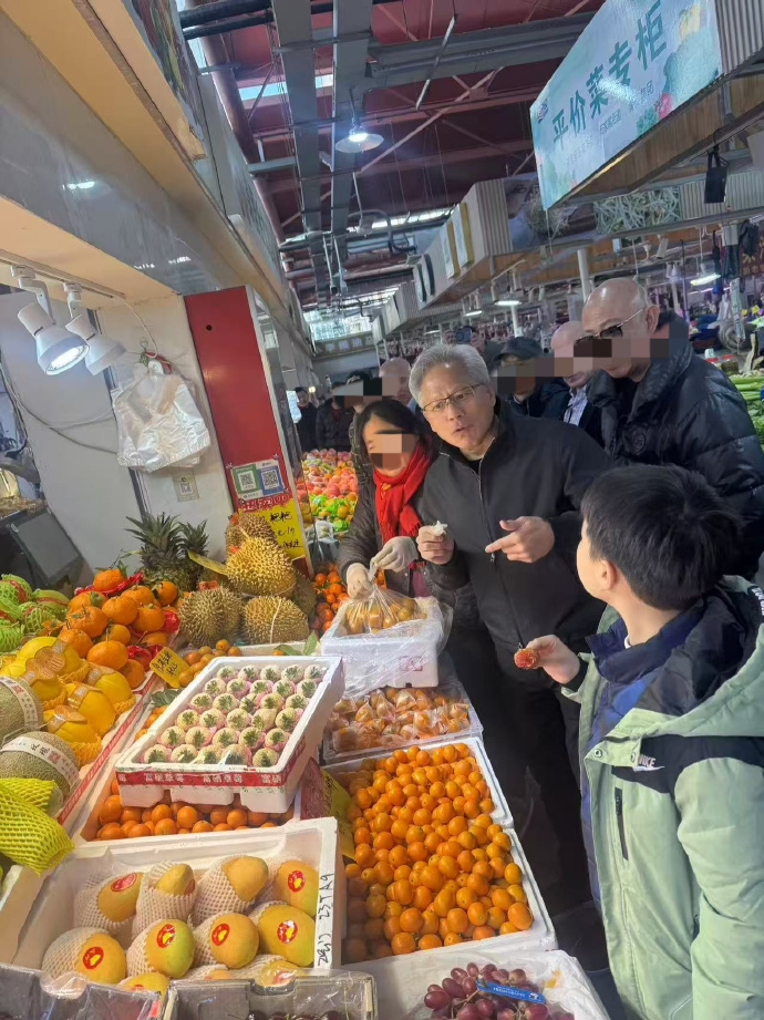 英伟达黄仁勋来华行程曝光！员工年会喜提签名皮衣成焦点