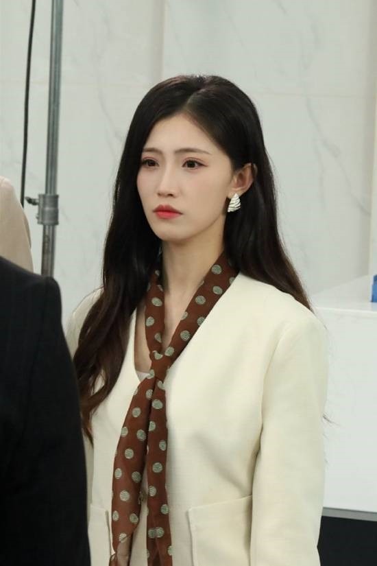 短剧女演员李安娜全年无休高强度拍戏，五年没能回家吃团圆饭