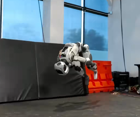 波士顿动力Atlas人形机器人再突破，解锁连续空翻新技能