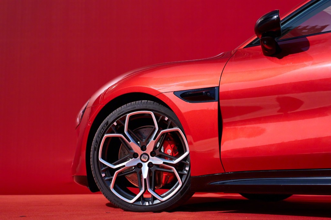 小米汽车SU7新配色赤霞红亮相，预售价22.99万 - 30.99万