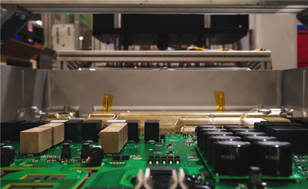 马斯克芯片工厂炸裂：月产百万晶圆，年产千亿颗芯片