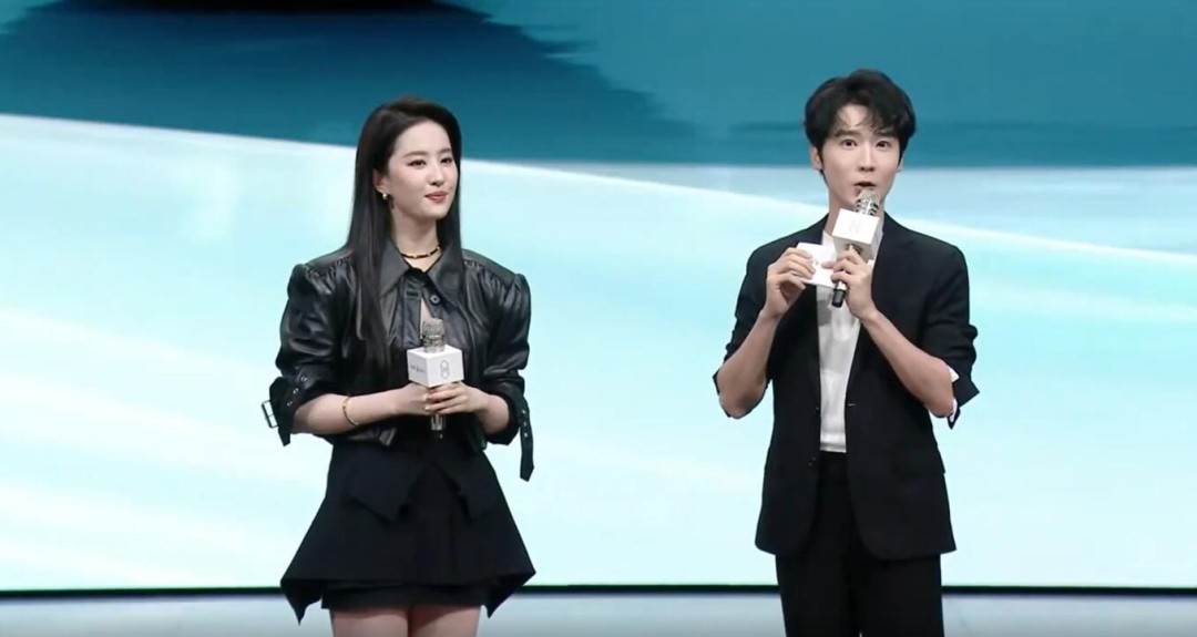 刘亦菲代言华为智界V9 MPV 智能侧门光毯自动迎宾