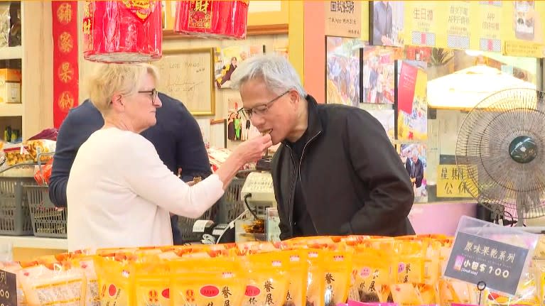 黄仁勋逛台北夜市，亲民吃烤玉米和粉丝合影