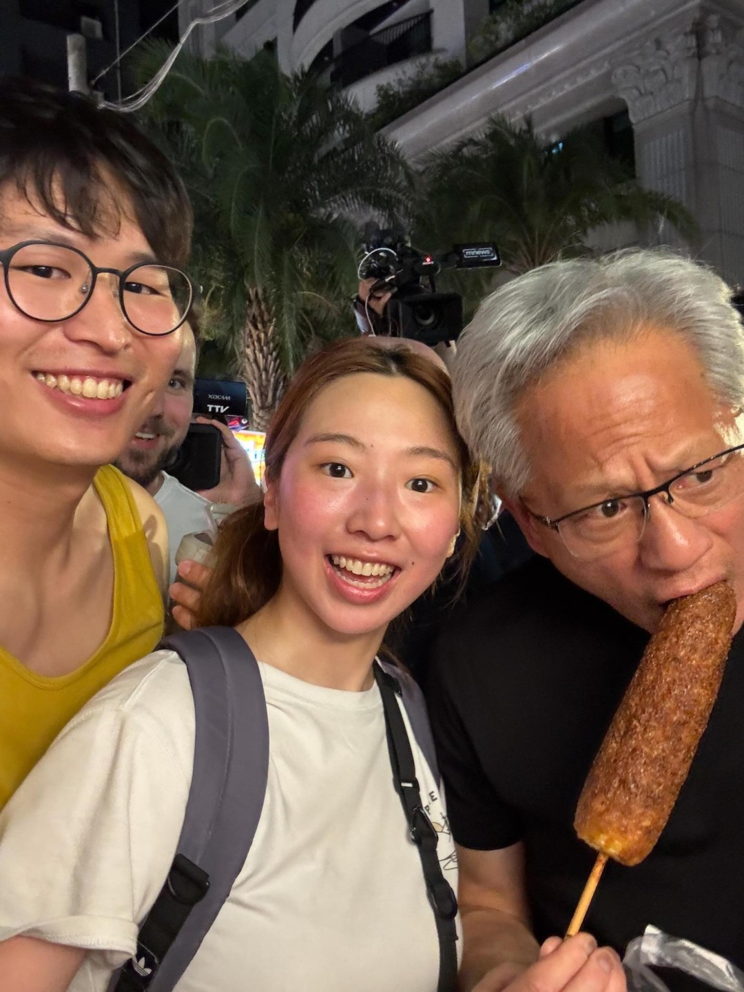 黄仁勋逛台北夜市，亲民吃烤玉米和粉丝合影