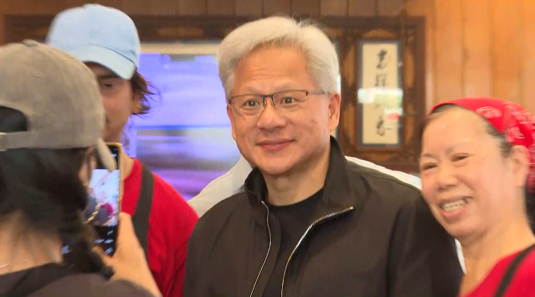 黄仁勋逛台北夜市，亲民吃烤玉米和粉丝合影