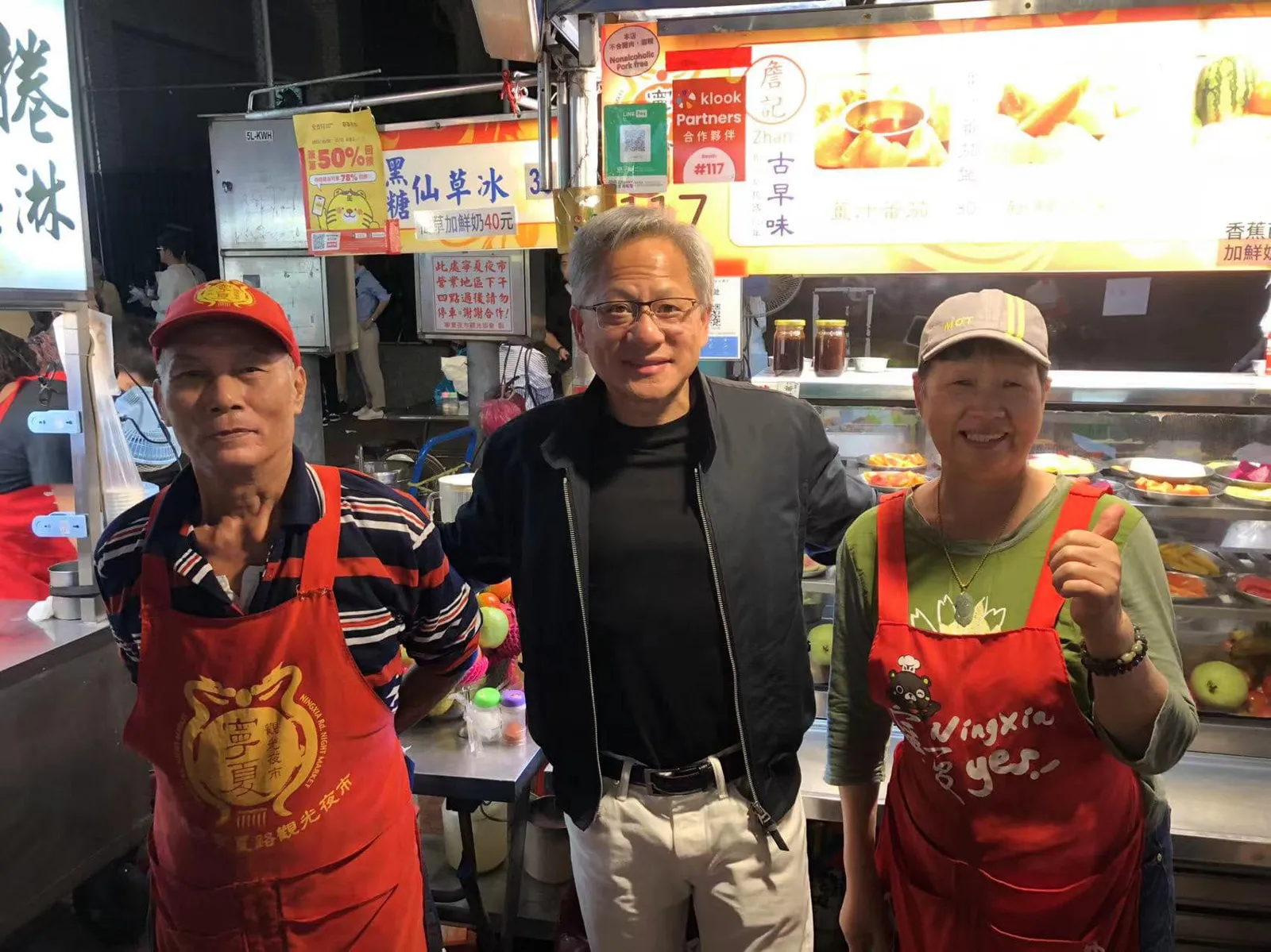 黄仁勋逛台北夜市，亲民吃烤玉米和粉丝合影