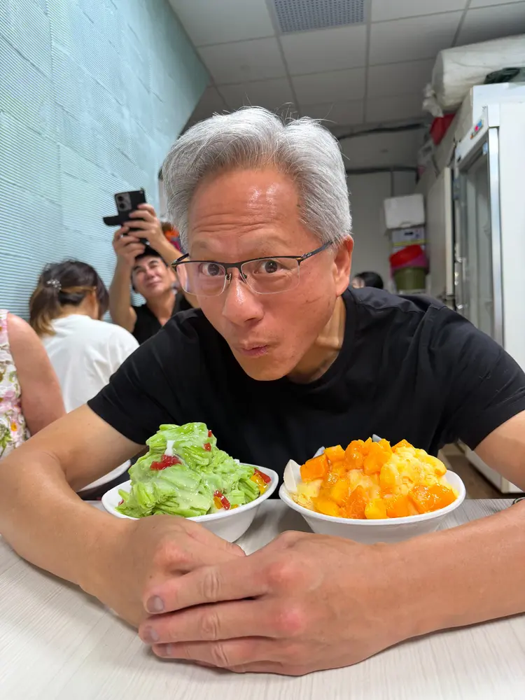 黄仁勋逛台北夜市，亲民吃烤玉米和粉丝合影