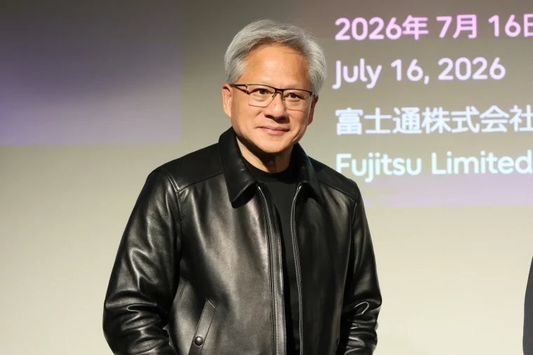 黄仁勋旧皮衣拍卖96万美元，你猜买家图啥？