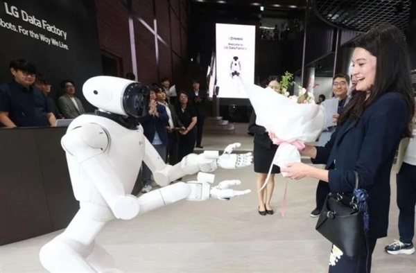 英伟达CEO女儿黄敏珊现身北京机器人大会，聚焦AI合作