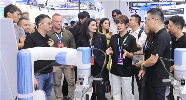 英伟达CEO女儿黄敏珊现身北京机器人大会，聚焦AI合作
