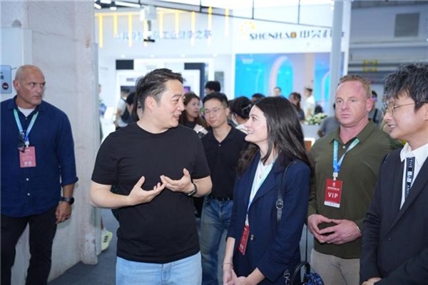 英伟达CEO女儿黄敏珊现身北京机器人大会，聚焦AI合作