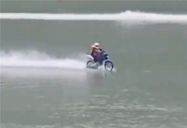 张雪再战摩托冲浪！17年前落水4次，如今挑战吉尼斯