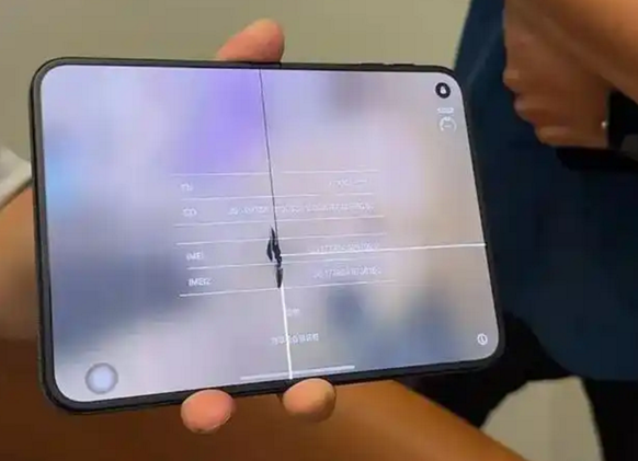 iPhone Duo翻车？微信未适配+内屏易坏，首批高价用户后悔了